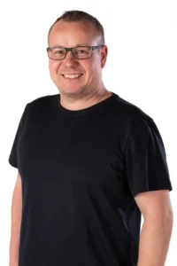 Lächelnder Mann in schwarzem T-Shirt